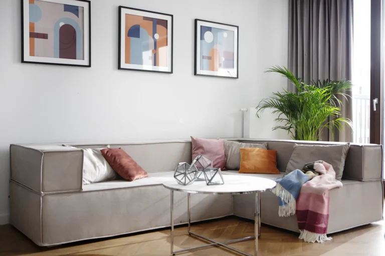 Jedno wnętrze, dwie aranżacje: ciepła i&nbsp;chłodna odsłona salonu